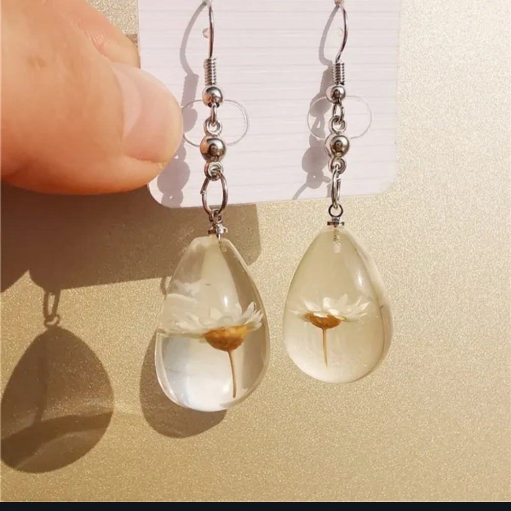 NWT Adorable Boho Tiny White Dehydrated Flower Dangling Earrings!